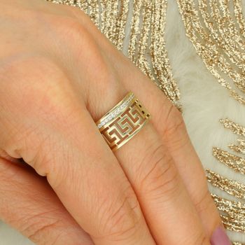 Elegancki pierścionek damski z żółtego złota próby 375, wysadzany cyrkoniami, z motywem greckim. Okazały, błyszczący pierścionek z kolekcji Ornament – idealny na prezent.9.jpg